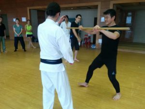 Miyakawa hanshi demonstrating transmission with finger against resistance.